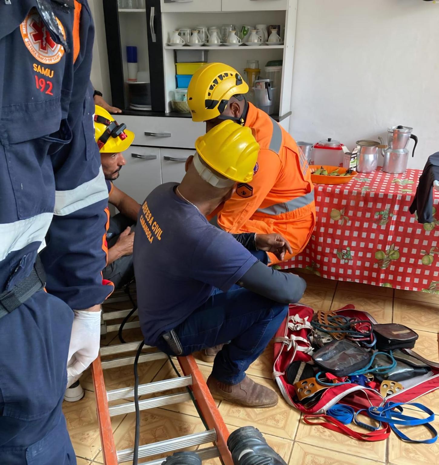 Chão da cozinha cede e idosa de 70 anos cai de 2,5 metros de altura em Carangola