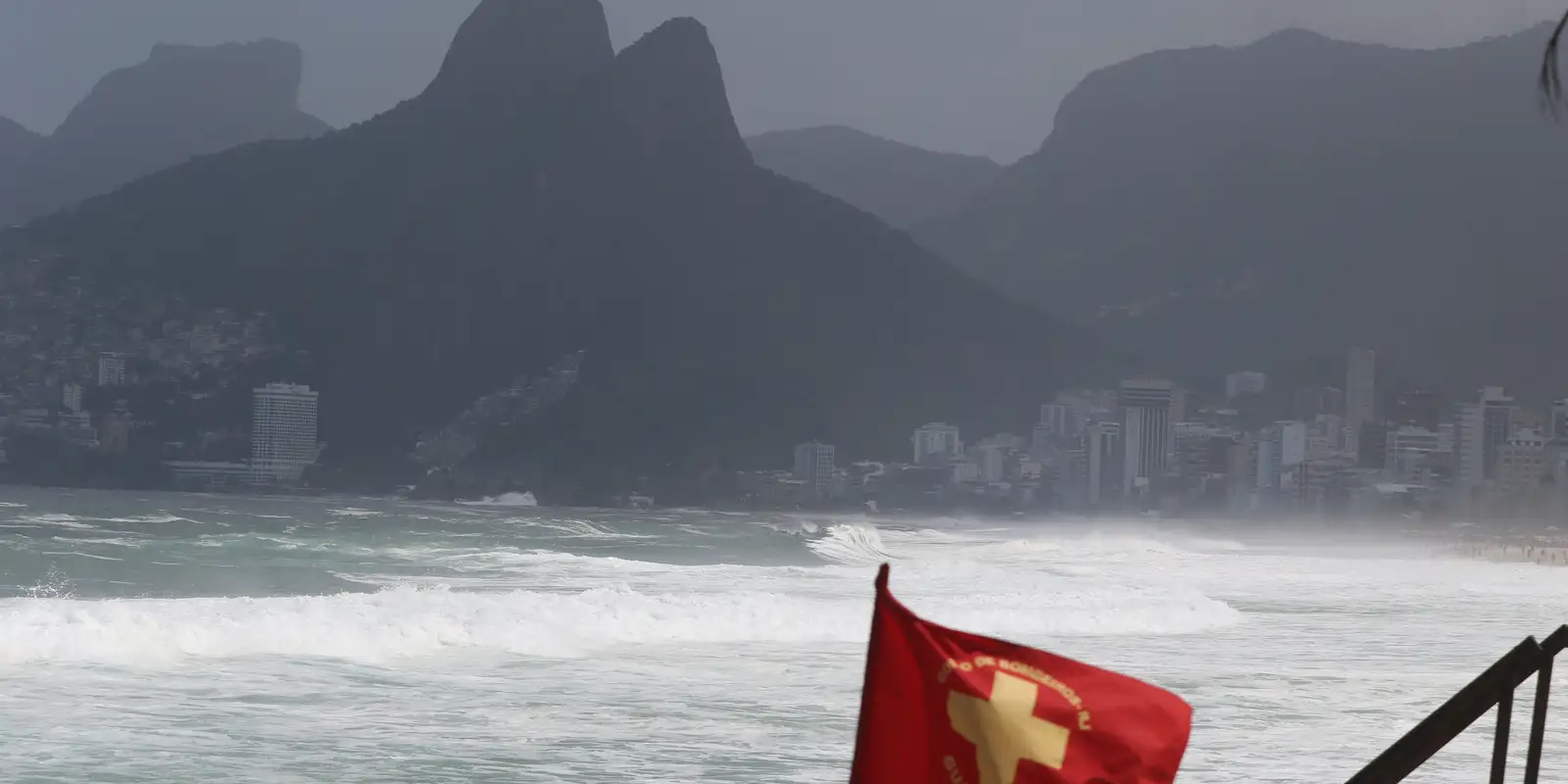 Temporal atinge o Rio de Janeiro desde a noite de segunda-feira