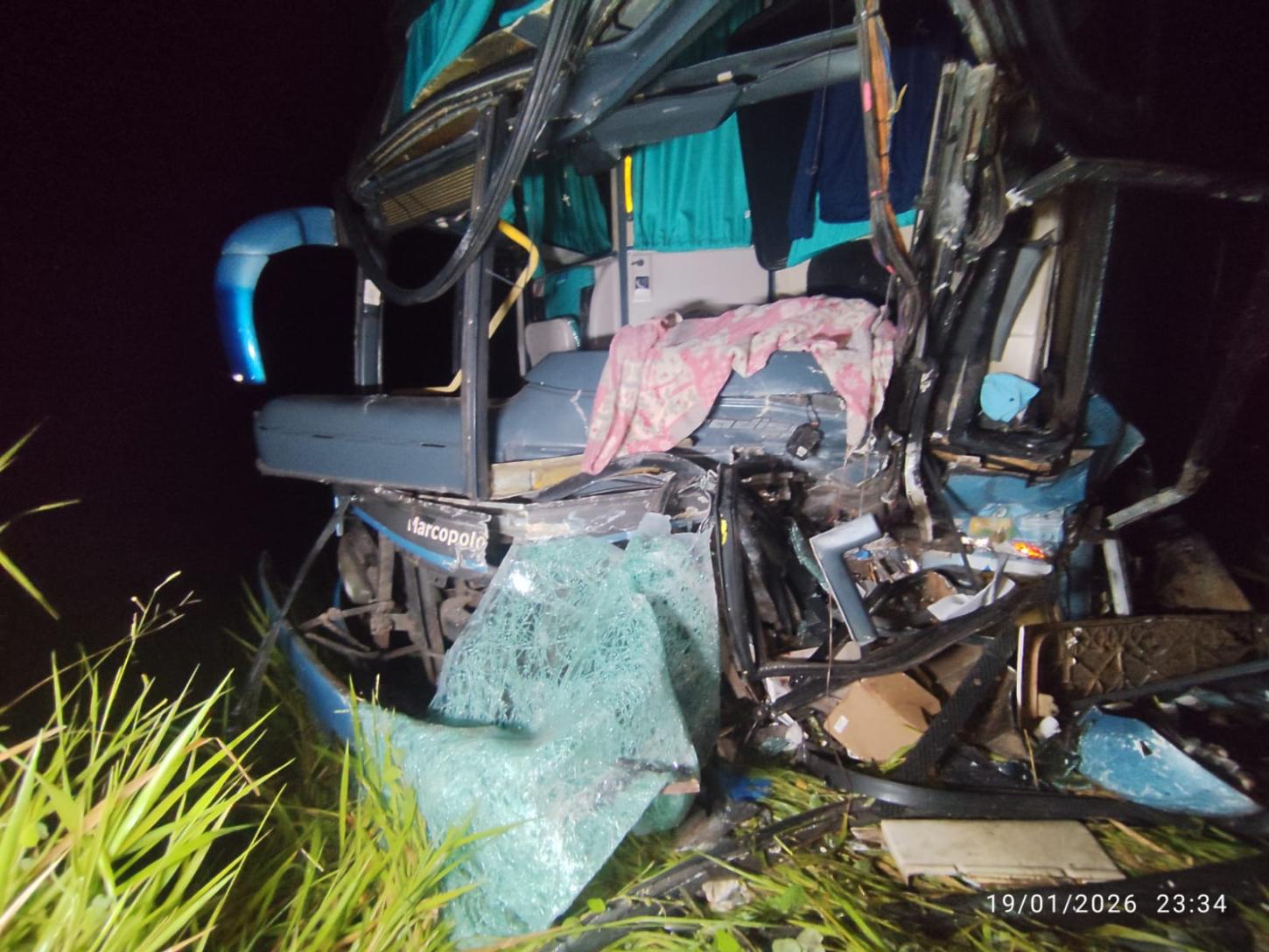 Colisão entre ônibus de excursão e carreta mata motorista e deixa 17 feridos na BR-356 em Muriaé