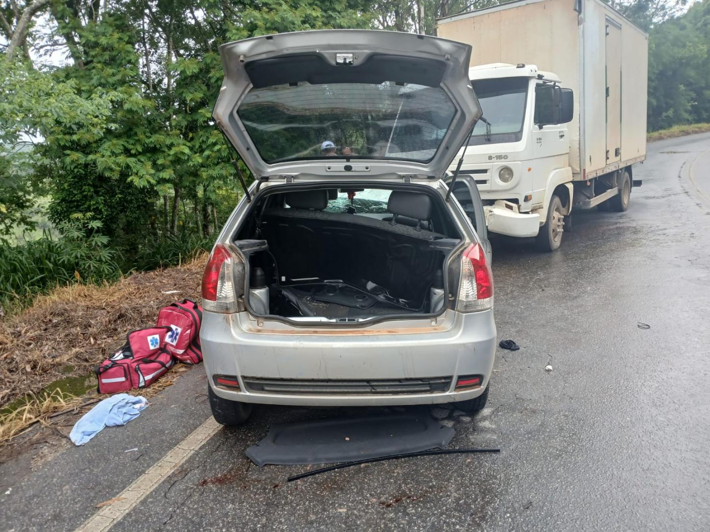 Colisão frontal entre Palio e caminhão deixa cinco feridos em Itaverava; crianças estão entre as vítimas