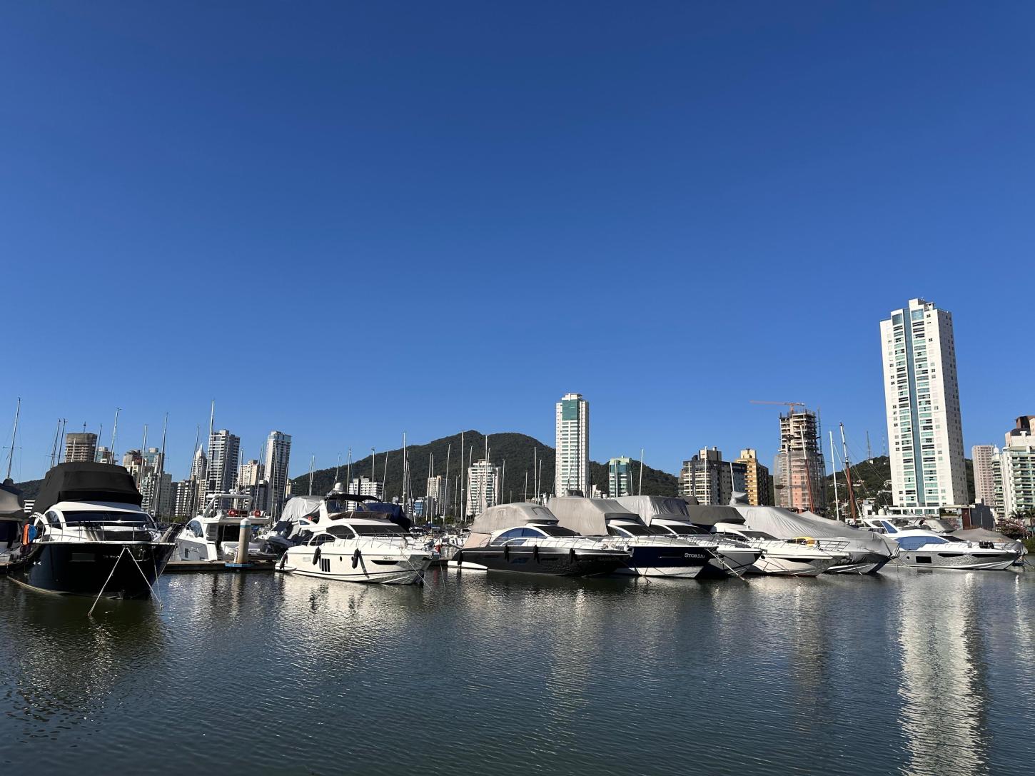 Com praias lotadas e mais lanchas no mar em SC, especialista reforça cuidados para evitar acidentes no verão