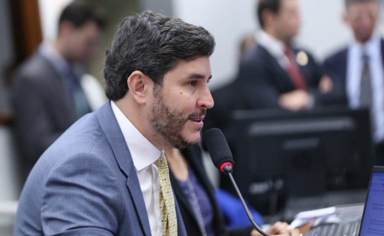 Comissão da Câmara aprova internet gratuita para estudantes de famílias de baixa renda