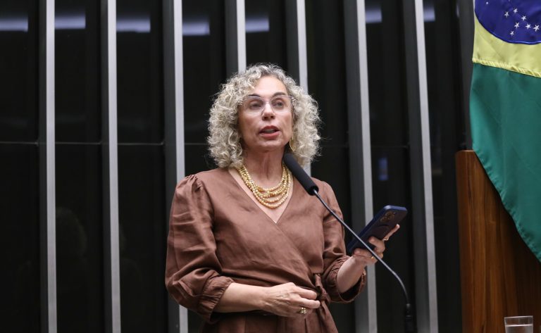 Câmara aprova extensão da licença-paternidade para pais de bebês prematuros