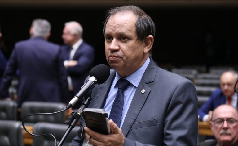 Comissão aprova proposta que veda privatização de orlas e pedágio em praias