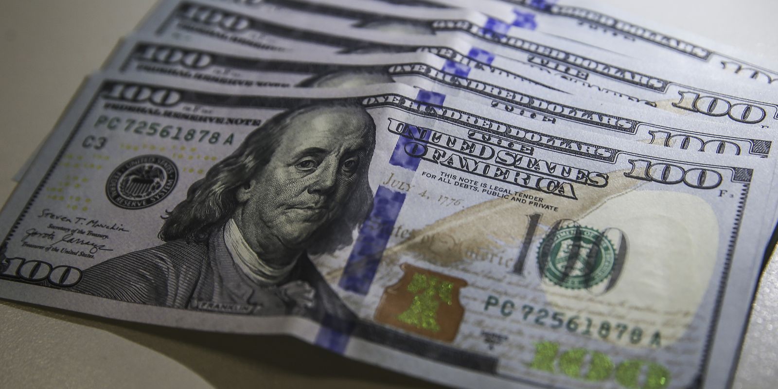 Dólar recua para R$ 5,20, marcando o menor patamar em 20 meses