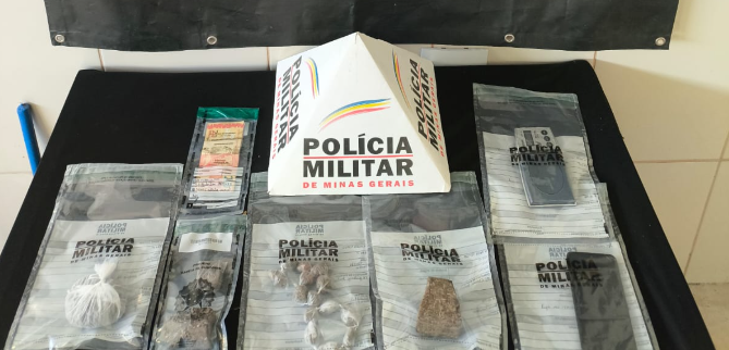 Homem tenta engolir drogas durante abordagem e PM usa taser para conter jovem armado em Barbacena