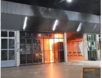 Incêndio atinge lanchonete na Rodoviária de Conselheiro Lafaiete; bombeiros evitam propagação
