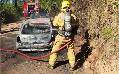 Incêndio destrói carro e bombeiros evitam que chamas atinjam mata no bairro São Vicente