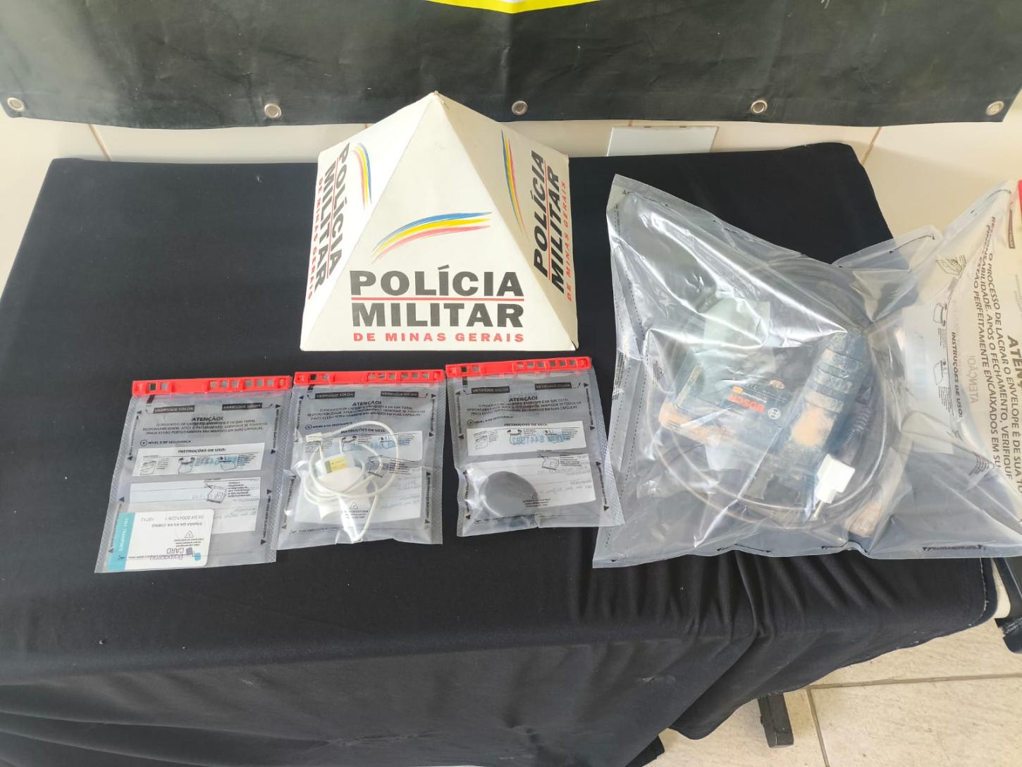 Ladrão abandona forno no muro durante fuga e PM apreende menores 'aviõezinhos' no Santa Cecília