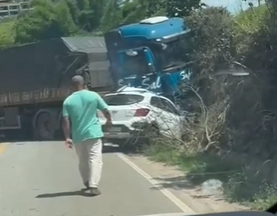 Motorista de 28 anos morre após bater de frente com carreta bitrem na MGC-265