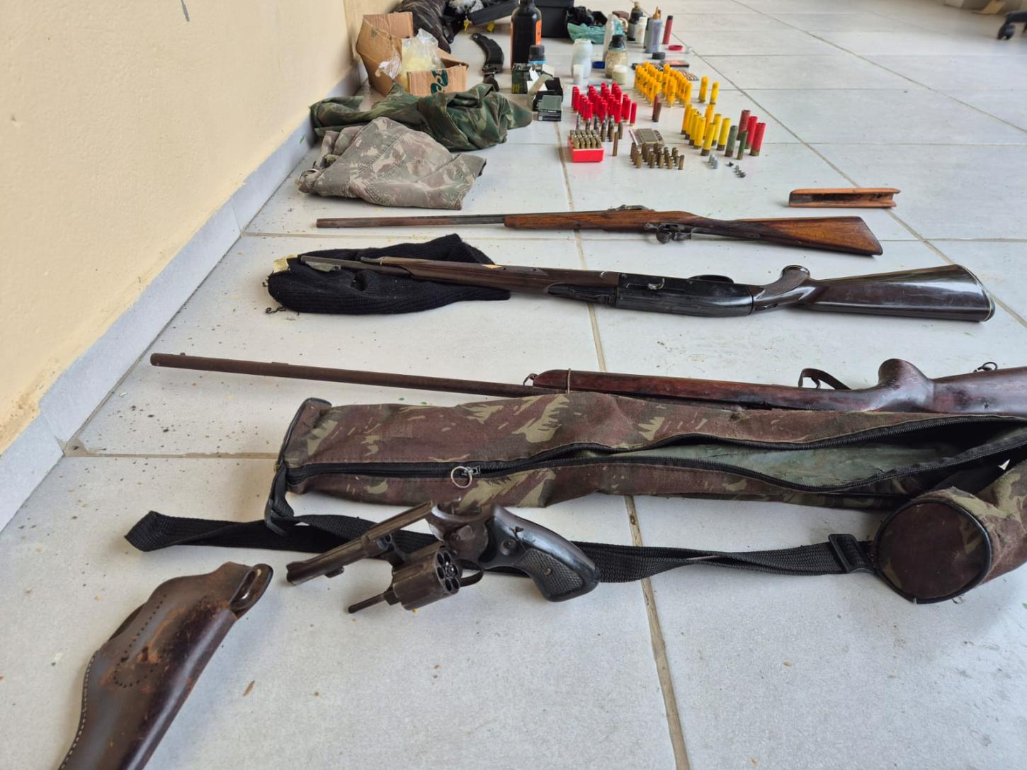 Operação contra caça ilegal apreende arsenal com 4 armas e 150 munições em Belmiro Braga