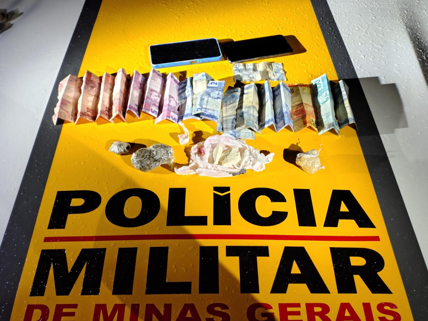 Passageiro esconde drogas na cueca e é preso junto com taxista na MG-353 em Juiz de Fora