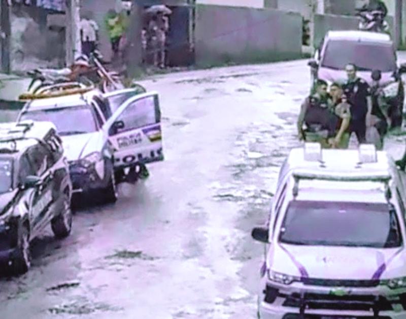PCMG e PMMG prendem três suspeitos e apreendem adolescente durante operação contra tráfico de drogas em Miraí