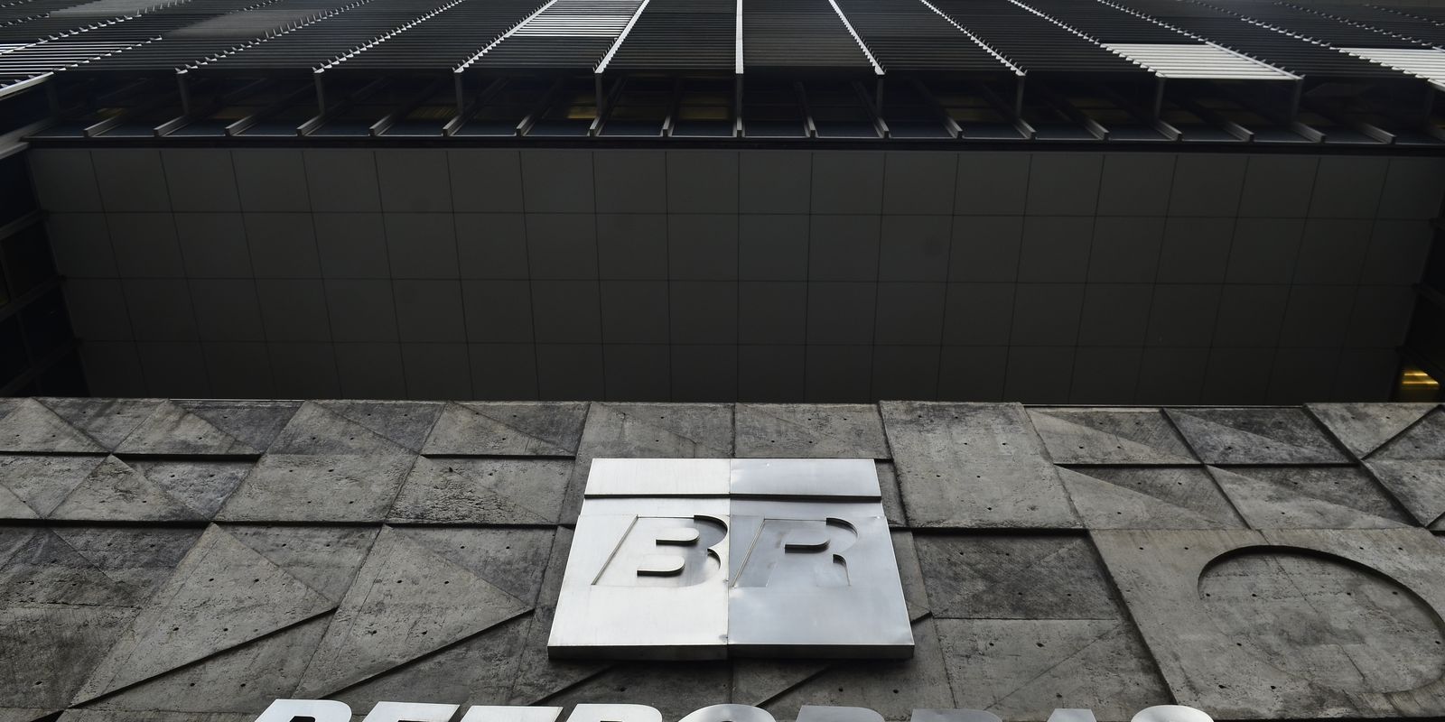 Petrobras anuncia redução de 5,2% no valor da gasolina