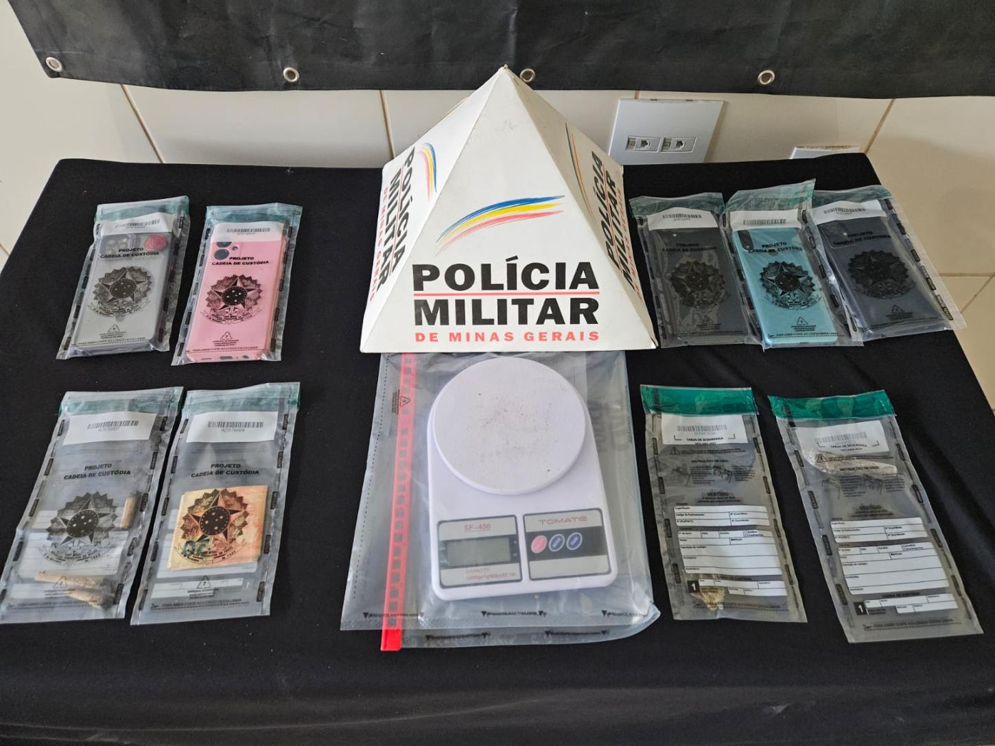 PM cumpre mandado, apreende drogas e prende jovem por tráfico e ameaça em Barbacena