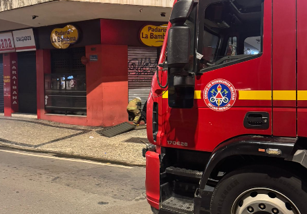 Incêndio atinge cozinha de padaria e mobiliza bombeiros na Avenida Rio Branco