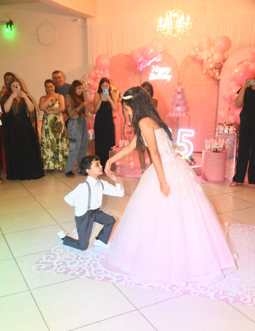 Um registro de cumplicidade: Laíse dança com o irmão Bernardo, na celebração.