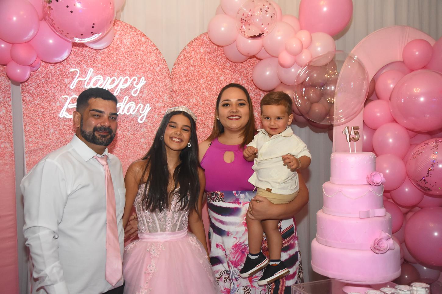 Um momento de carinho em família: Laíse com o pai, Tiago Viana, a madrasta, Lívia Viana, e o irmão Gael.