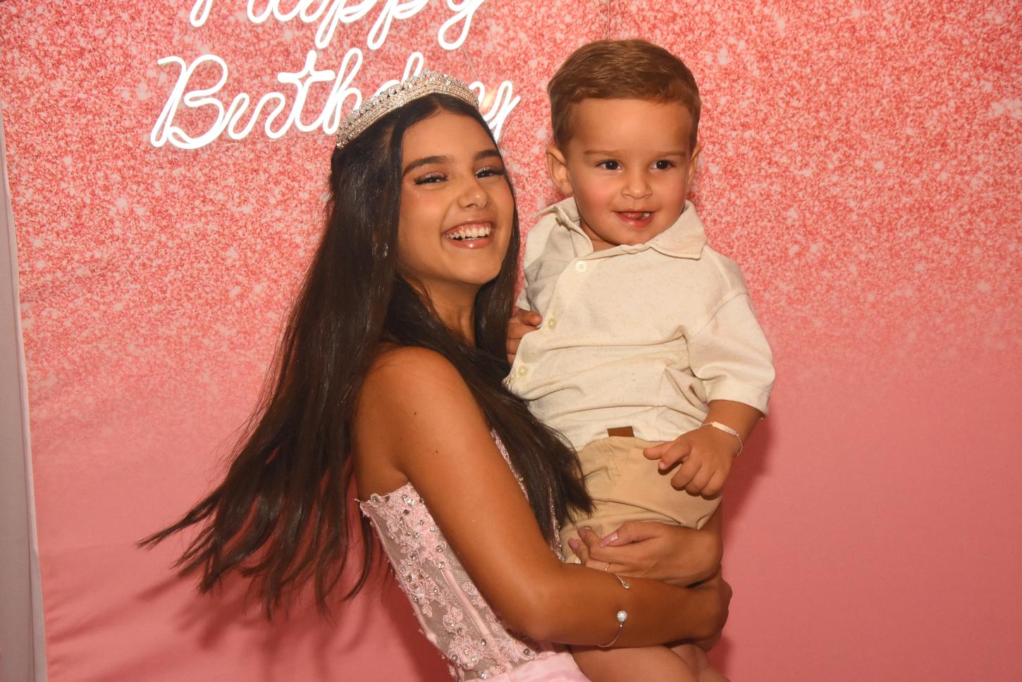 Sorriso e cumplicidade: Laíse ao lado do irmão Bernardo Alves, na noite de seus 15 anos.