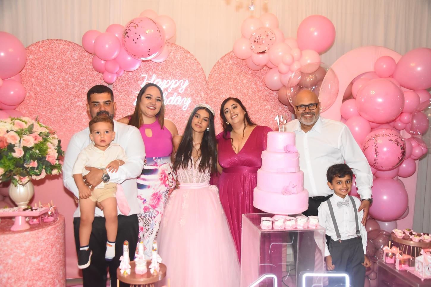 Laíse Dias Viana ao lado da mãe, Letícia Dias, do padrasto, Cláudio Alves, do irmão Bernardo, do pai, Tiago Viana, da madrasta, Lívia Viana, e do irmão Gael, em sua noite de 15 anos.