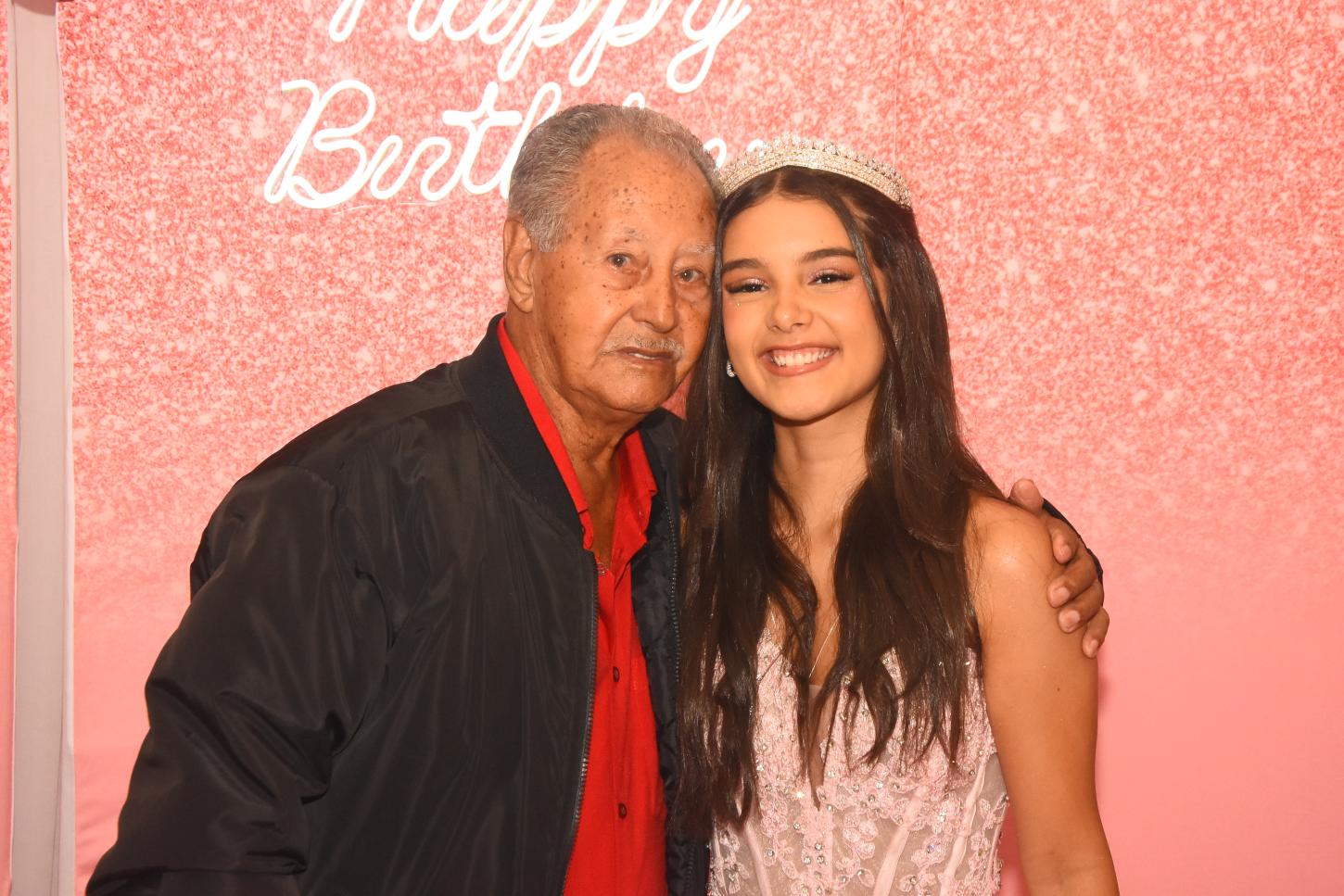 Um encontro de gerações: Laíse com o bisavô José Braz, na celebração de seus 15 anos.