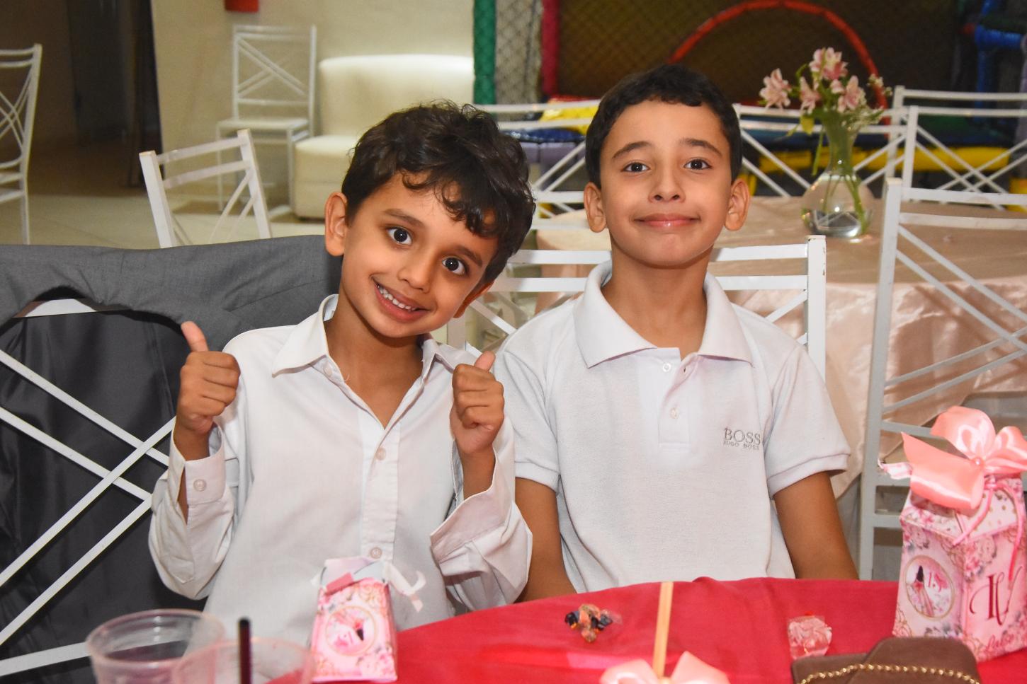 Um momento de cumplicidade familiar: o irmão Bernardo e o primo Davi João, durante a festa.