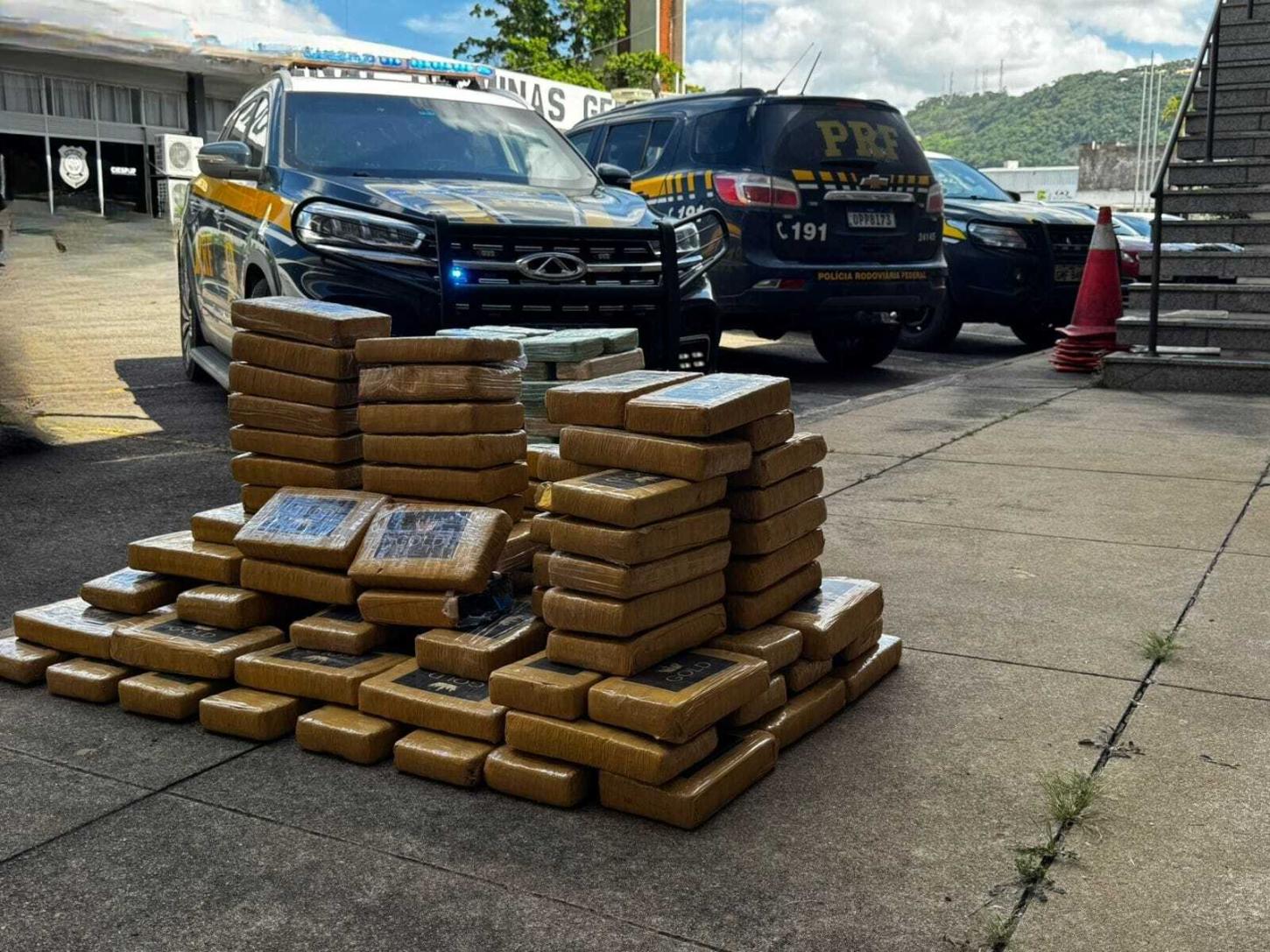 PRF apreende mais de 170 kg de drogas escondidos em carga de sucata na BR-040 em Juiz de Fora