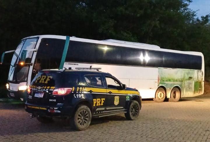 PRF intercepta na BR-251 adolescente de 13 anos vítima de possível aliciamento em Minas Gerais