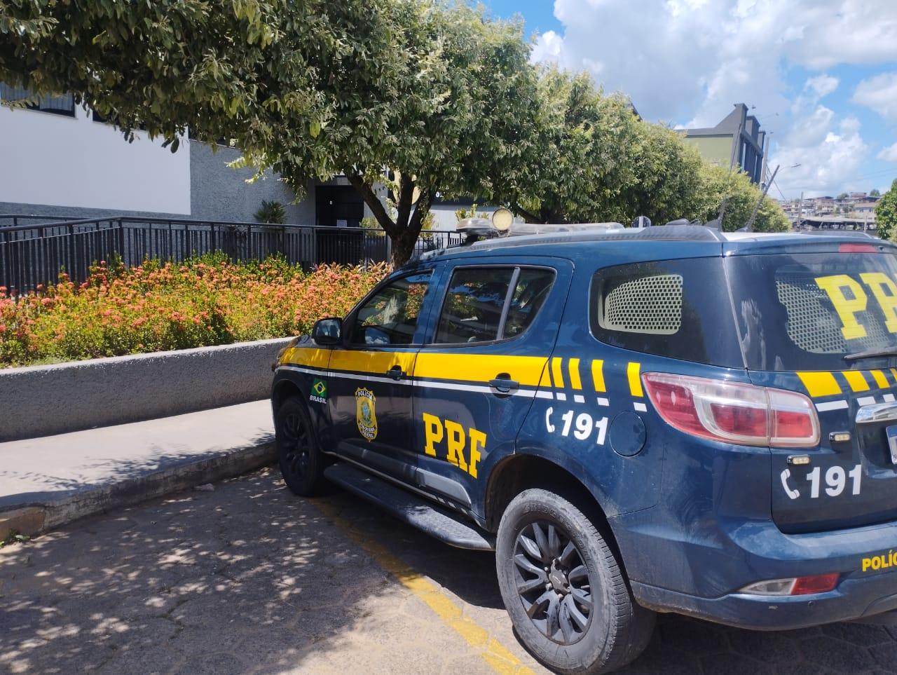 PRF prende homem com mandado de prisão por homicídio na BR-116, em Leopoldina