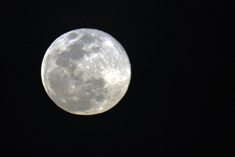 Primeira Superlua de 2026 pode ser vista neste sábado (03)