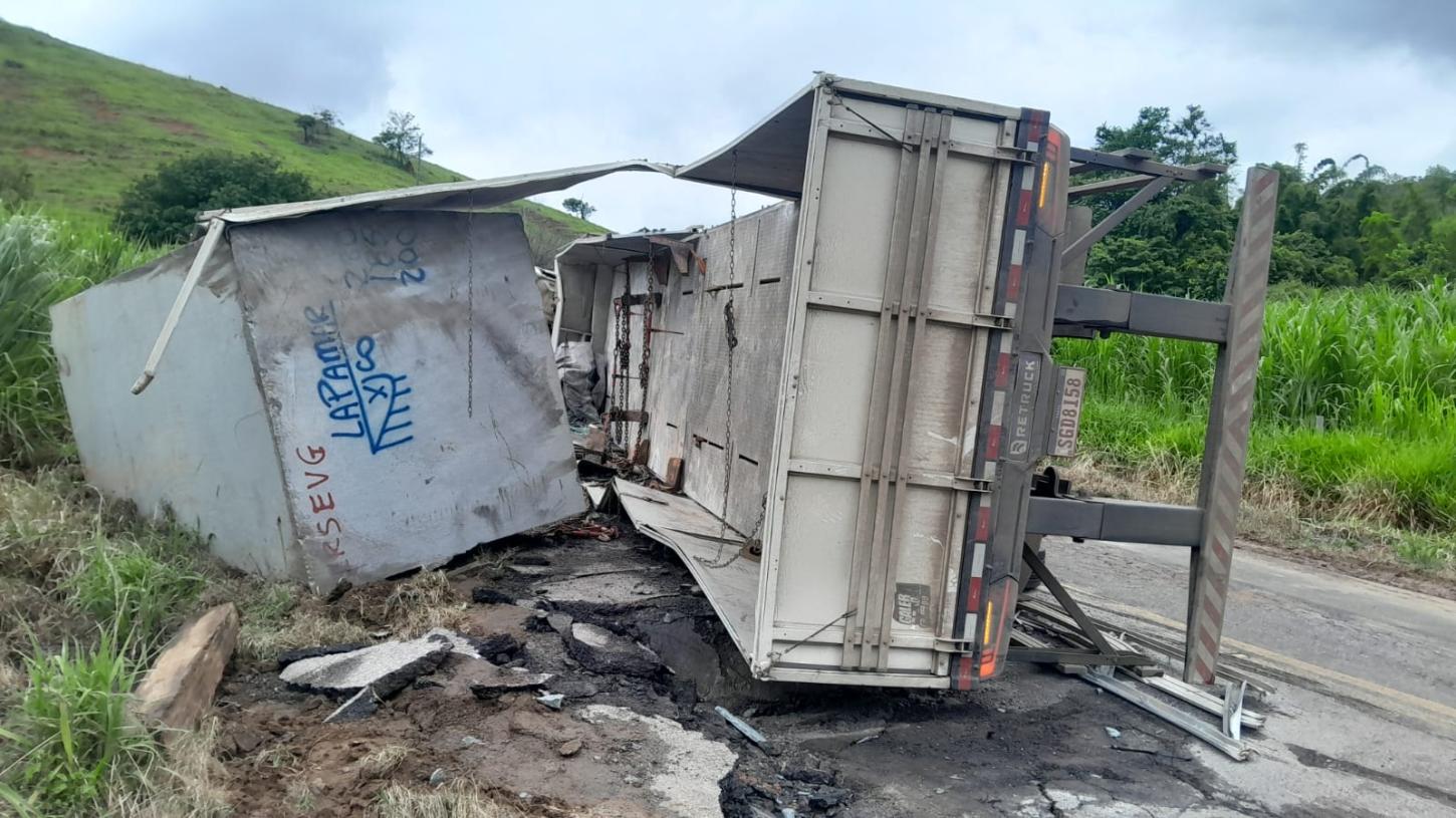 Sob chuva, colisão com carreta de granito fecha MGC-265 por 8 horas; passageiro sobreviveu