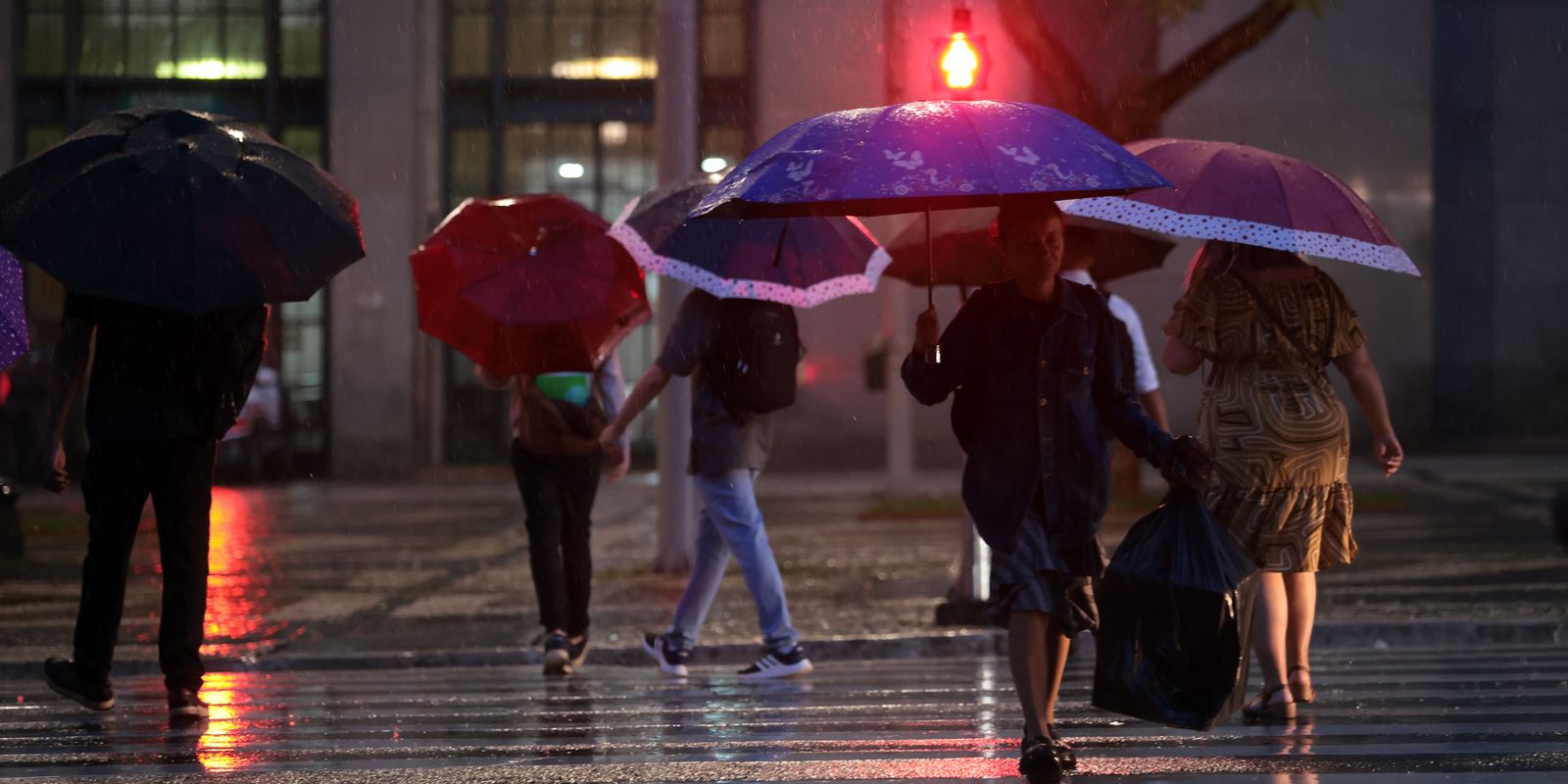 Chegada de frente fria eleva nível de alerta da Defesa Civil em São Paulo