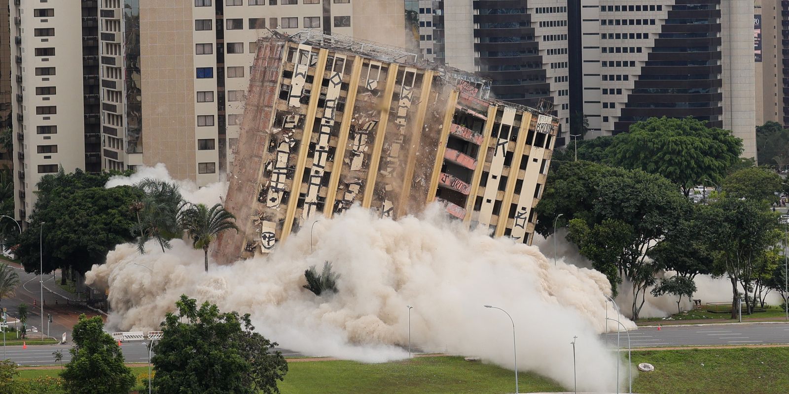 Demolição de hotel icônico transforma paisagem do centro de Brasília
