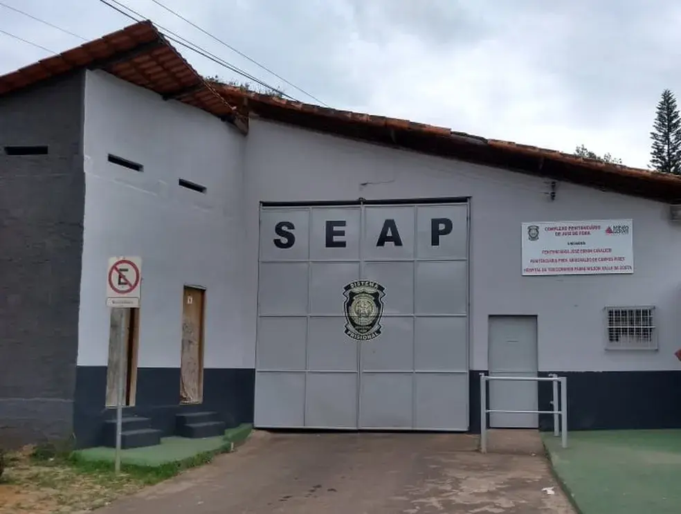 Acusado de estuprar menina de 10 anos morre asfixiado em cela com 29 presos em Juiz de Fora