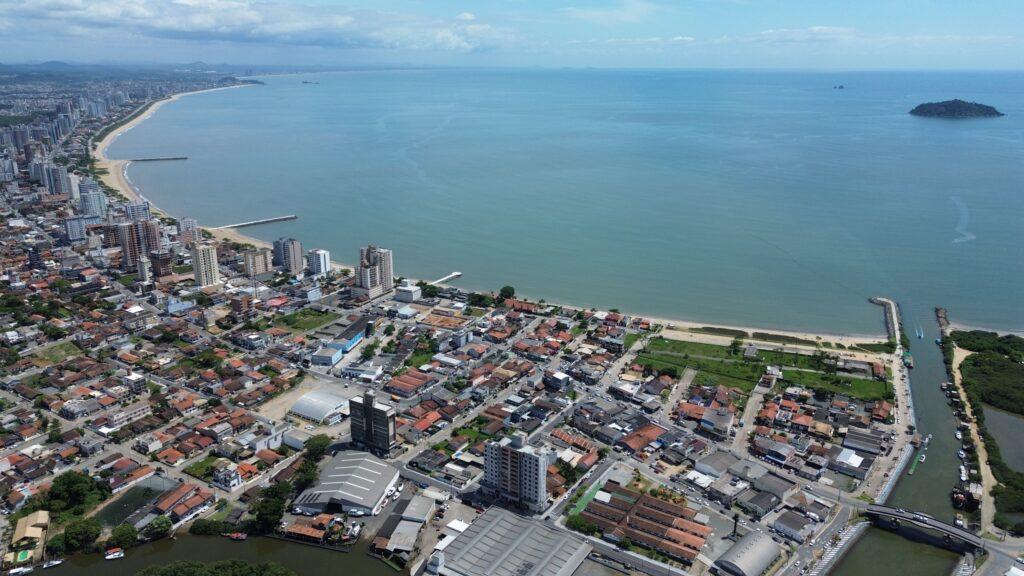 Aluguel de curta temporada pode render até 30% mais que locação tradicional e atrai investidores para o litoral norte de SC