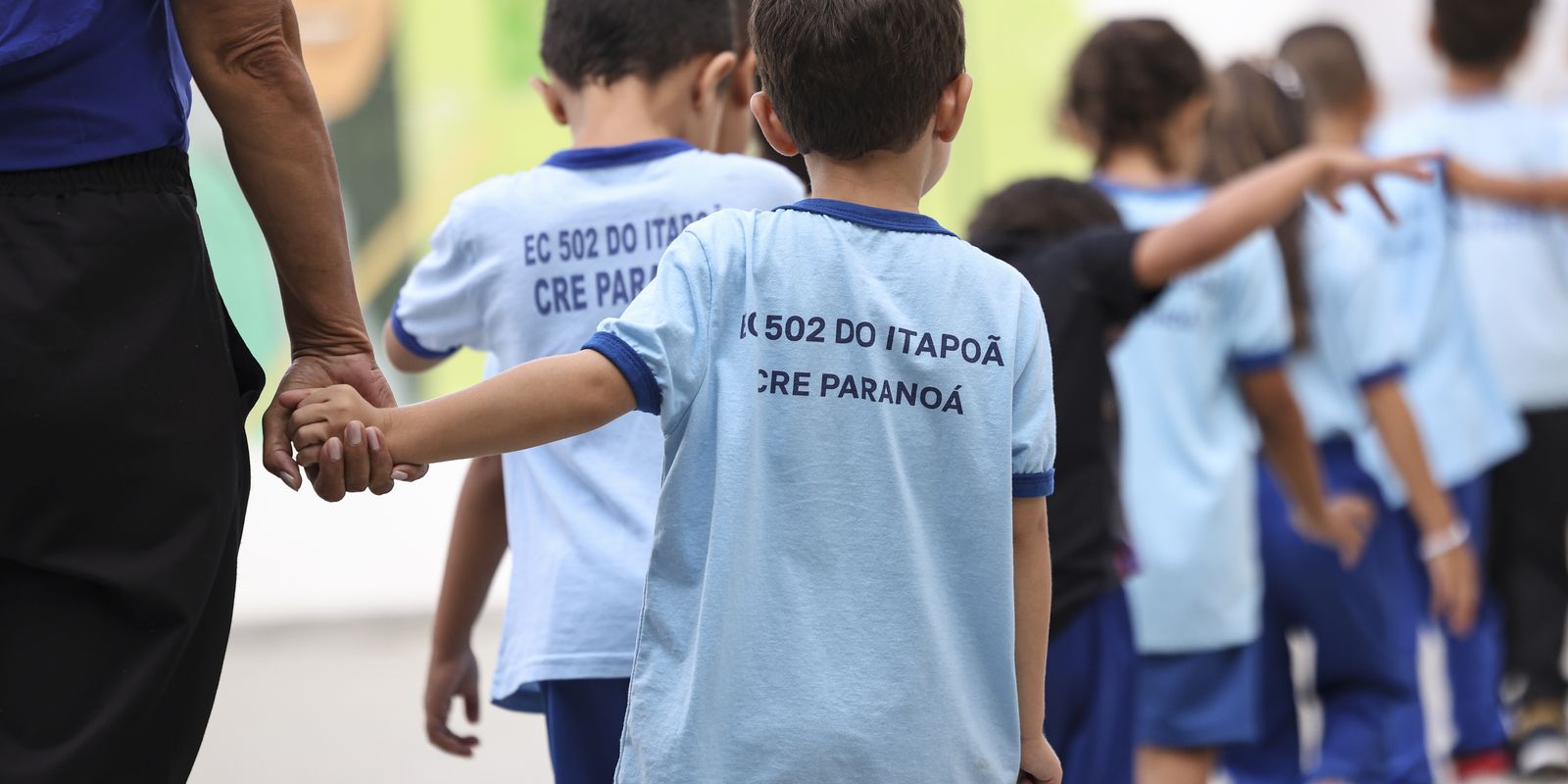 Policiais militares são afastados após alunos serem submetidos a flexões em escola cívico-militar do DF