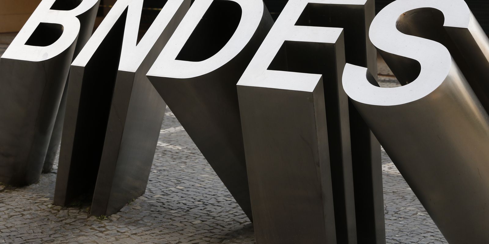 BNDES aprova R$ 280 milhões para fábrica de baterias da transição energética