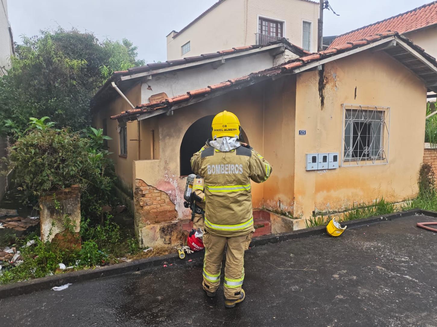 Bombeiros controlam incêndio em imóvel abandonado no Bairro São Sebastião
