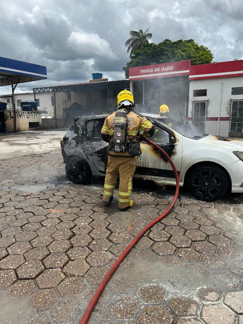 Bombeiros evitam tragédia ao combater incêndio em carro dentro de posto de combustíveis