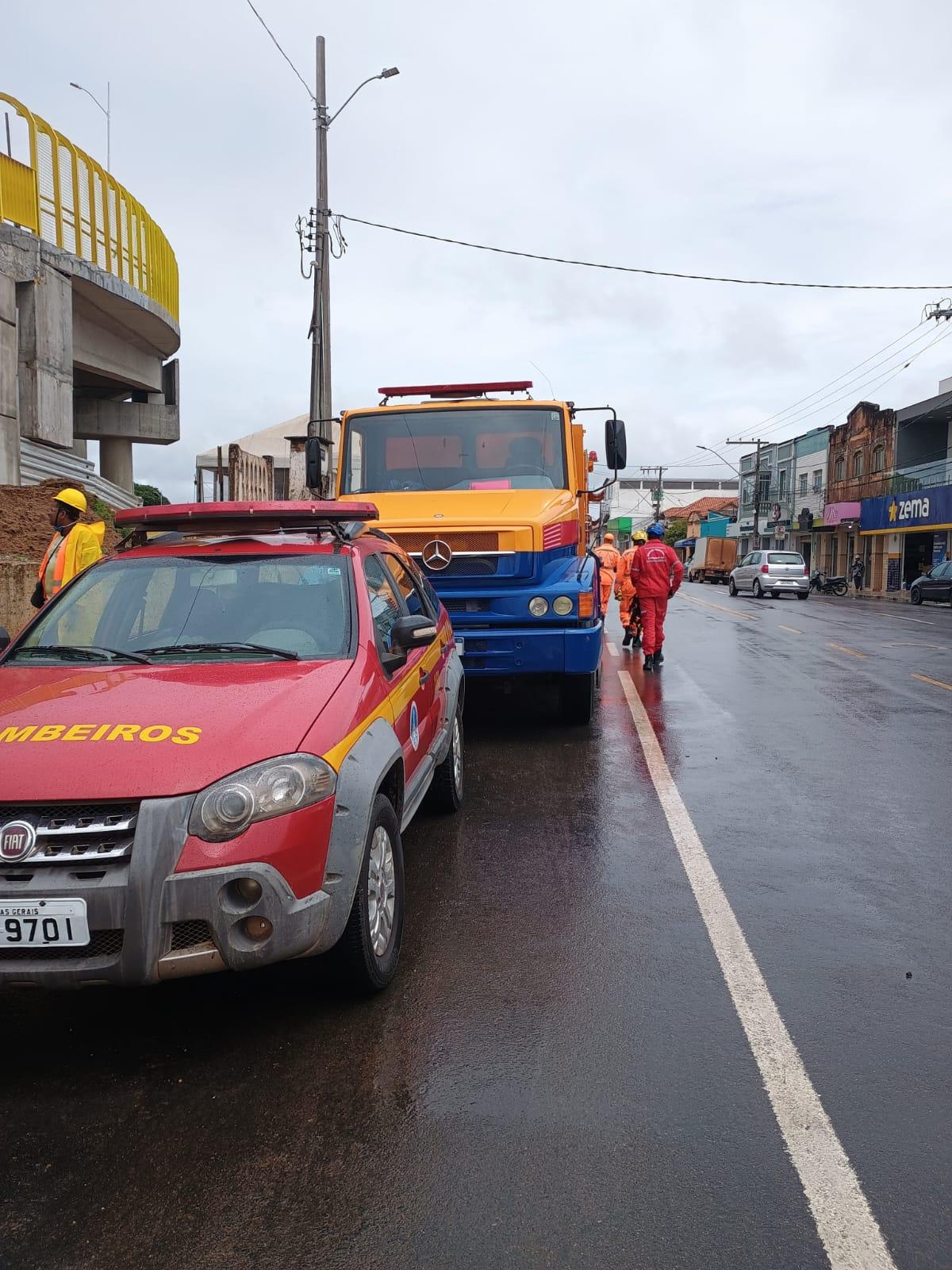 Brigada Municipal de Carandaí realiza simulado de emergência em obra de viaduto