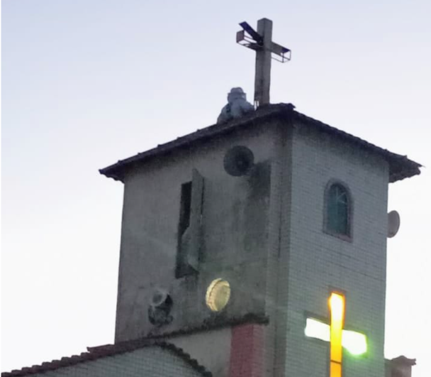 Brigada Municipal remove enxame de abelhas alojado em cruz de igreja após ataques a fiéis em Carandaí