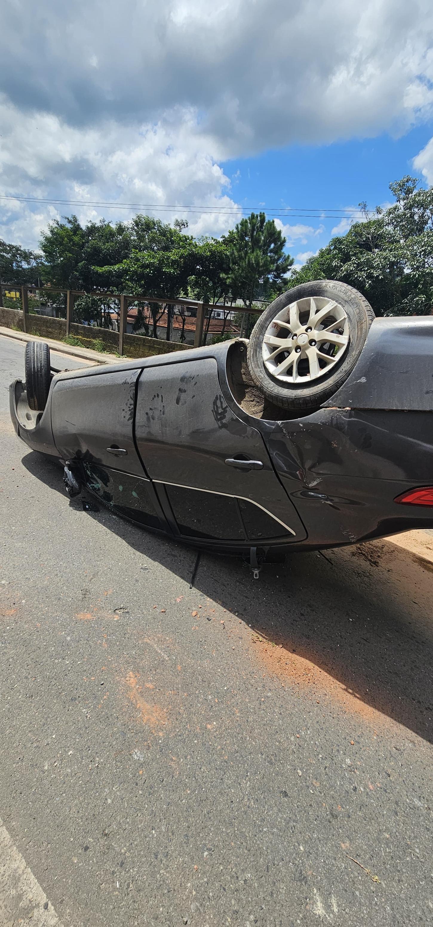 Capotamento na Avenida Juscelino Kubitschek mobiliza Corpo de Bombeiros em Juiz de Fora