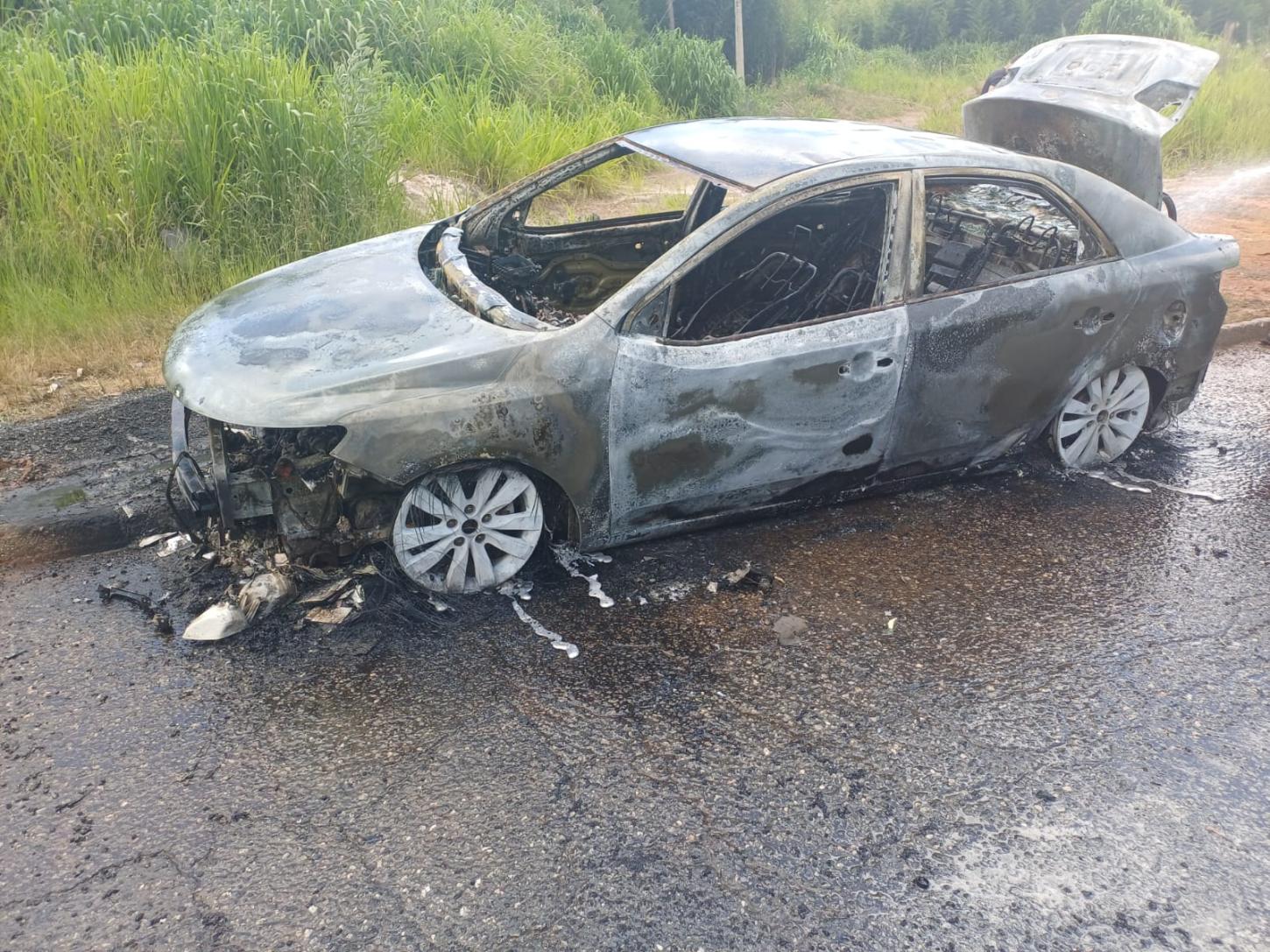 Carro movido a GNV pega fogo na BR-040 em Santos Dumont