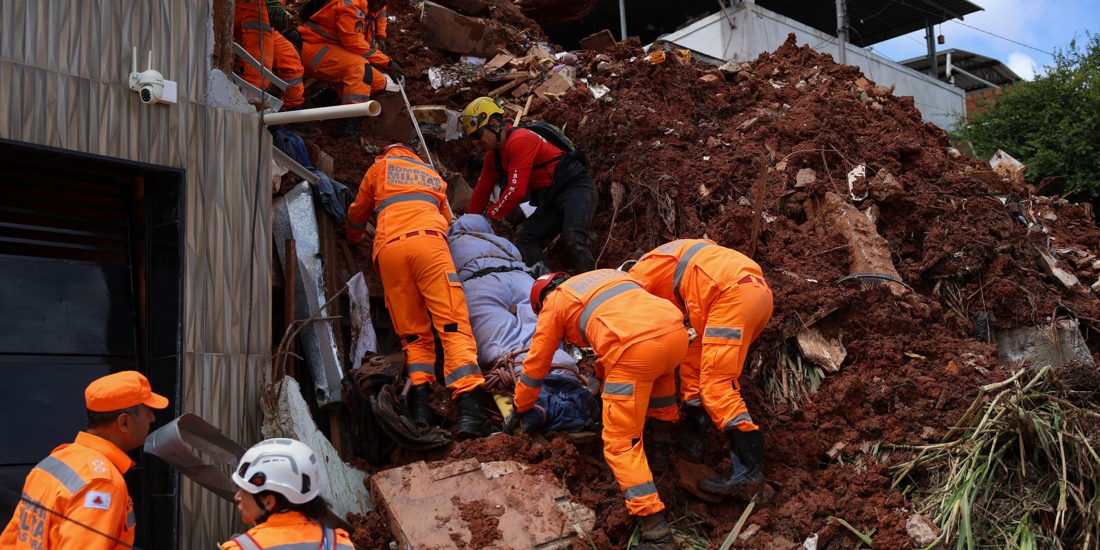 Chuva intensa em Minas Gerais deixa 55 mortos e mobiliza oito frentes de resgate