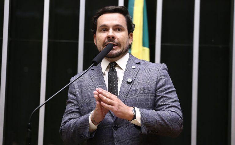 Câmara avança com projeto que torna certidão de antecedentes criminais obrigatória para casamento