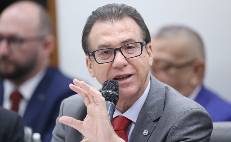 Comissão mista do seguro-defeso ouvirá ministro do trabalho Luiz Marinho