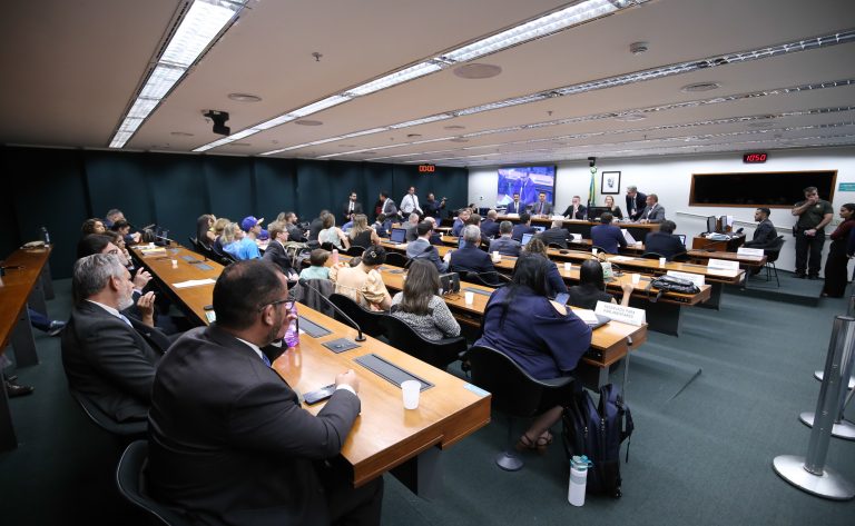 Conselho de Ética avalia parecer inicial sobre acusação contra Lindbergh Farias nesta quarta