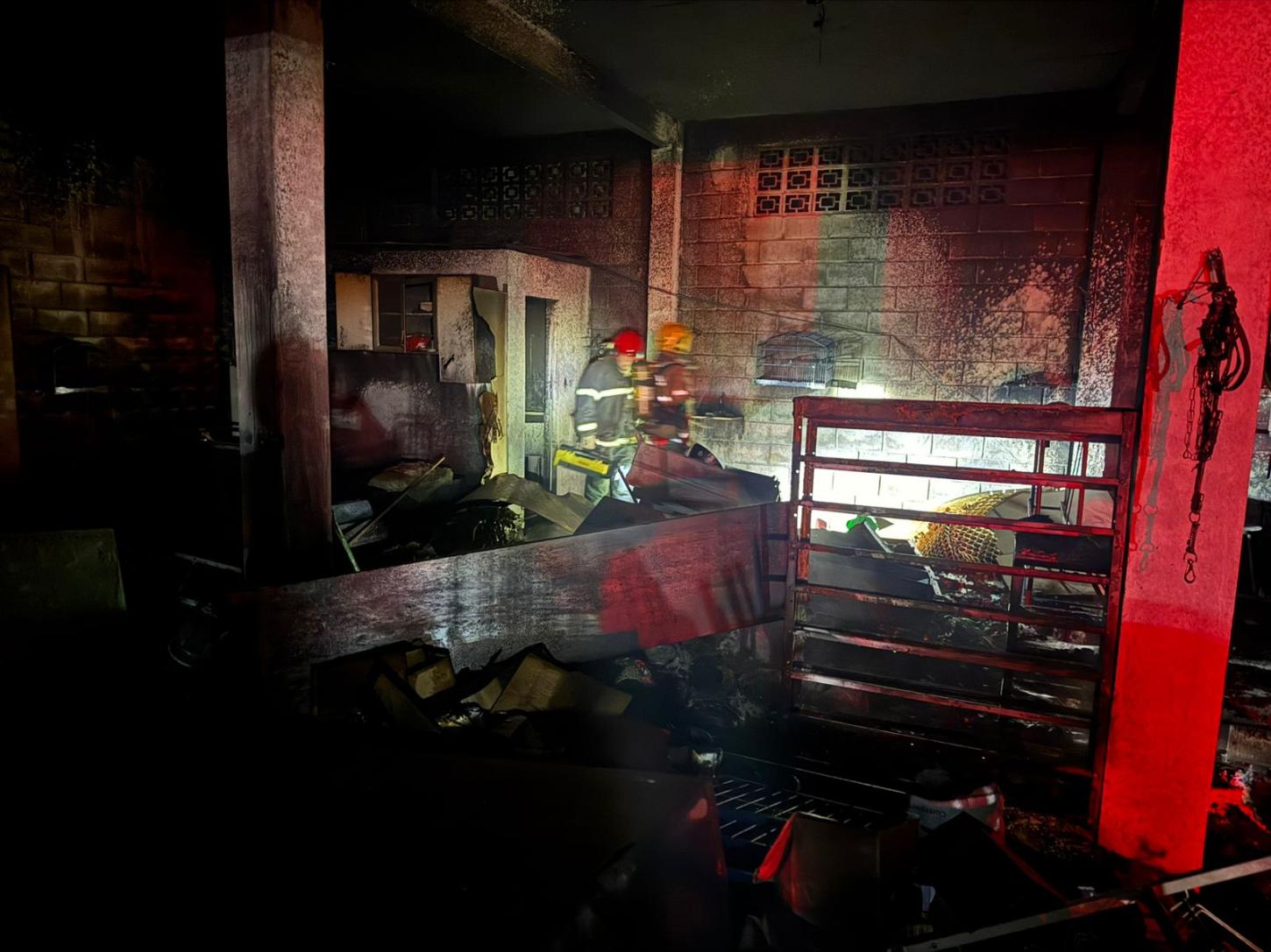 Corpo de Bombeiros combate incêndio em casa de ração no Distrito de Dias Tavares