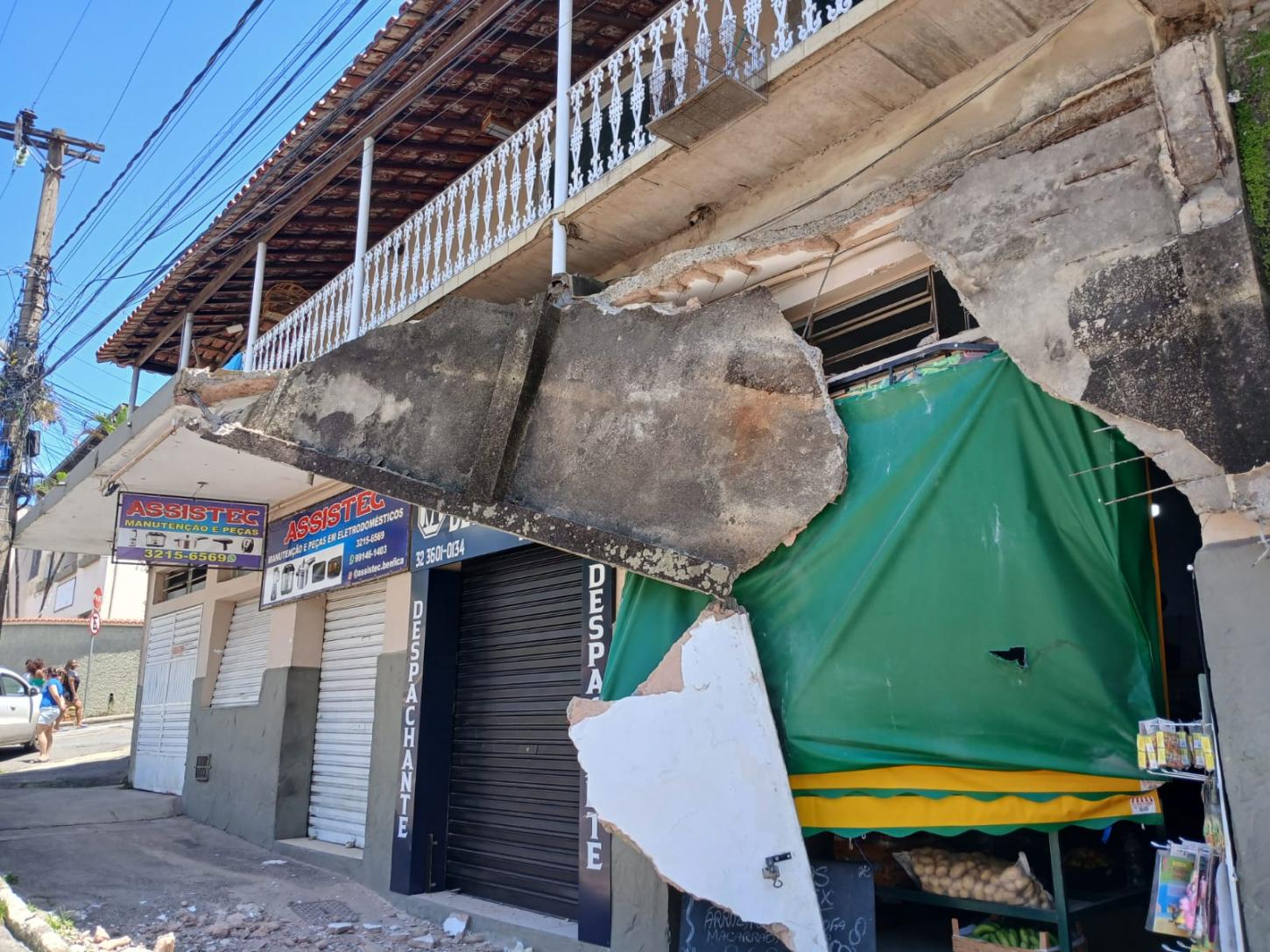 Corpo de Bombeiros localiza corpo de vítima de afogamento e atende desabamento de marquise em Juiz de Fora