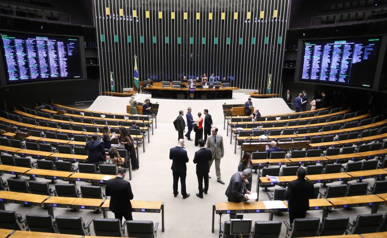 Deputados avaliam projeto de reorganização da carreira de servidores da Câmara